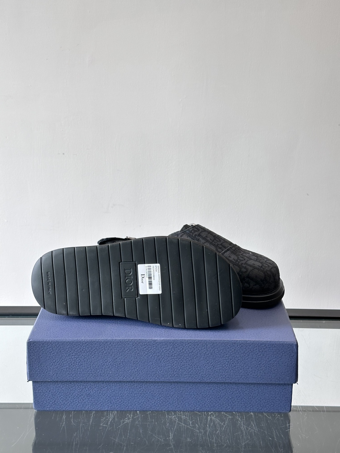 Dior这款Oblique印花包头穆勒鞋，经典老花图案+黑色EVA鞋底，低调又高级！包头设计+金属搭扣，