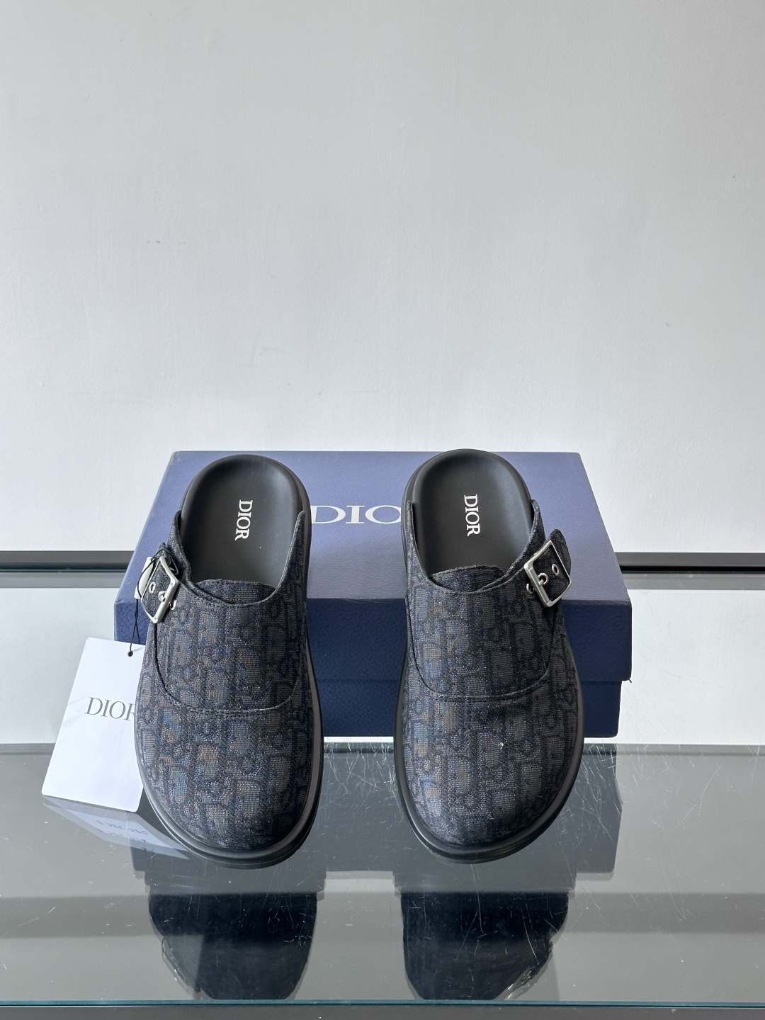 Dior这款Oblique印花包头穆勒鞋，经典老花图案+黑色EVA鞋底，低调又高级！包头设计+金属搭扣，