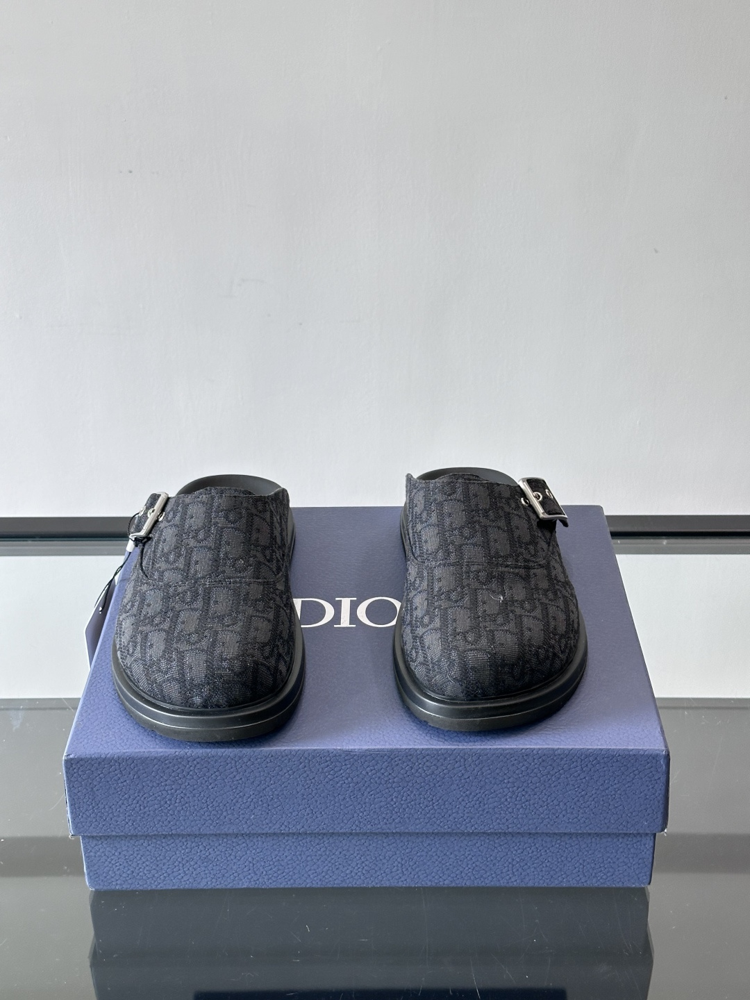 Dior这款Oblique印花包头穆勒鞋，经典老花图案+黑色EVA鞋底，低调又高级！包头设计+金属搭扣，