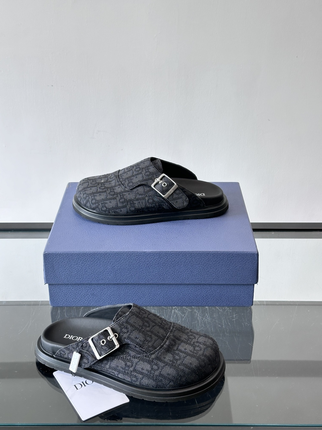 Dior这款Oblique印花包头穆勒鞋，经典老花图案+黑色EVA鞋底，低调又高级！包头设计+金属搭扣，