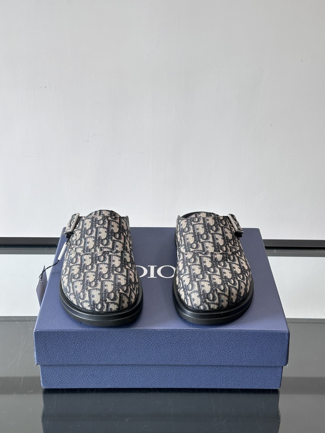 Dior这款Oblique印花包头穆勒鞋，经典老花图案+黑色EVA鞋底，低调又高级！包头设计+金属搭扣，