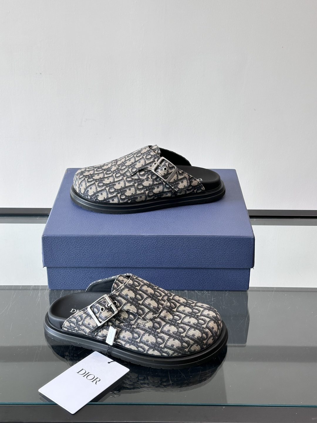 Dior这款Oblique印花包头穆勒鞋，经典老花图案+黑色EVA鞋底，低调又高级！包头设计+金属搭扣，