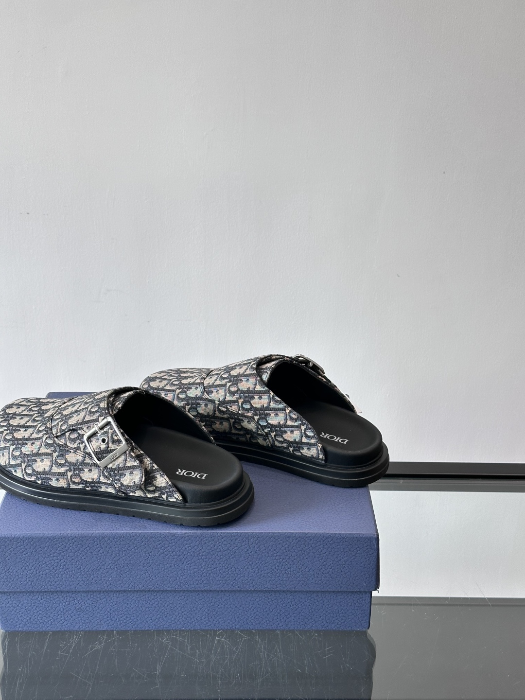 Dior这款Oblique印花包头穆勒鞋，经典老花图案+黑色EVA鞋底，低调又高级！包头设计+金属搭扣，
