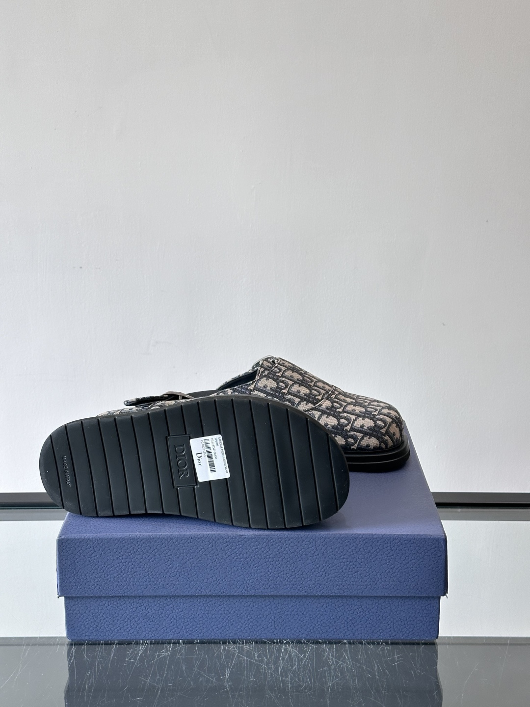 Dior这款Oblique印花包头穆勒鞋，经典老花图案+黑色EVA鞋底，低调又高级！包头设计+金属搭扣，