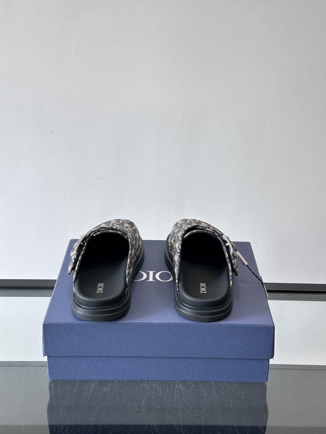 Dior这款Oblique印花包头穆勒鞋，经典老花图案+黑色EVA鞋底，低调又高级！包头设计+金属搭扣，