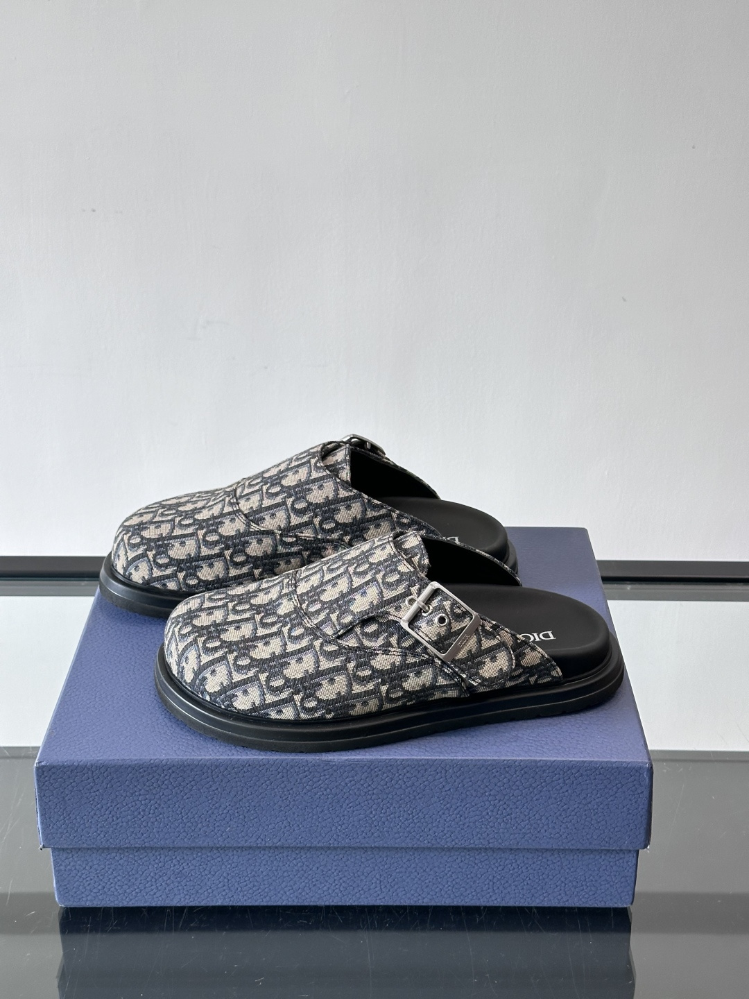Dior这款Oblique印花包头穆勒鞋，经典老花图案+黑色EVA鞋底，低调又高级！包头设计+金属搭扣，