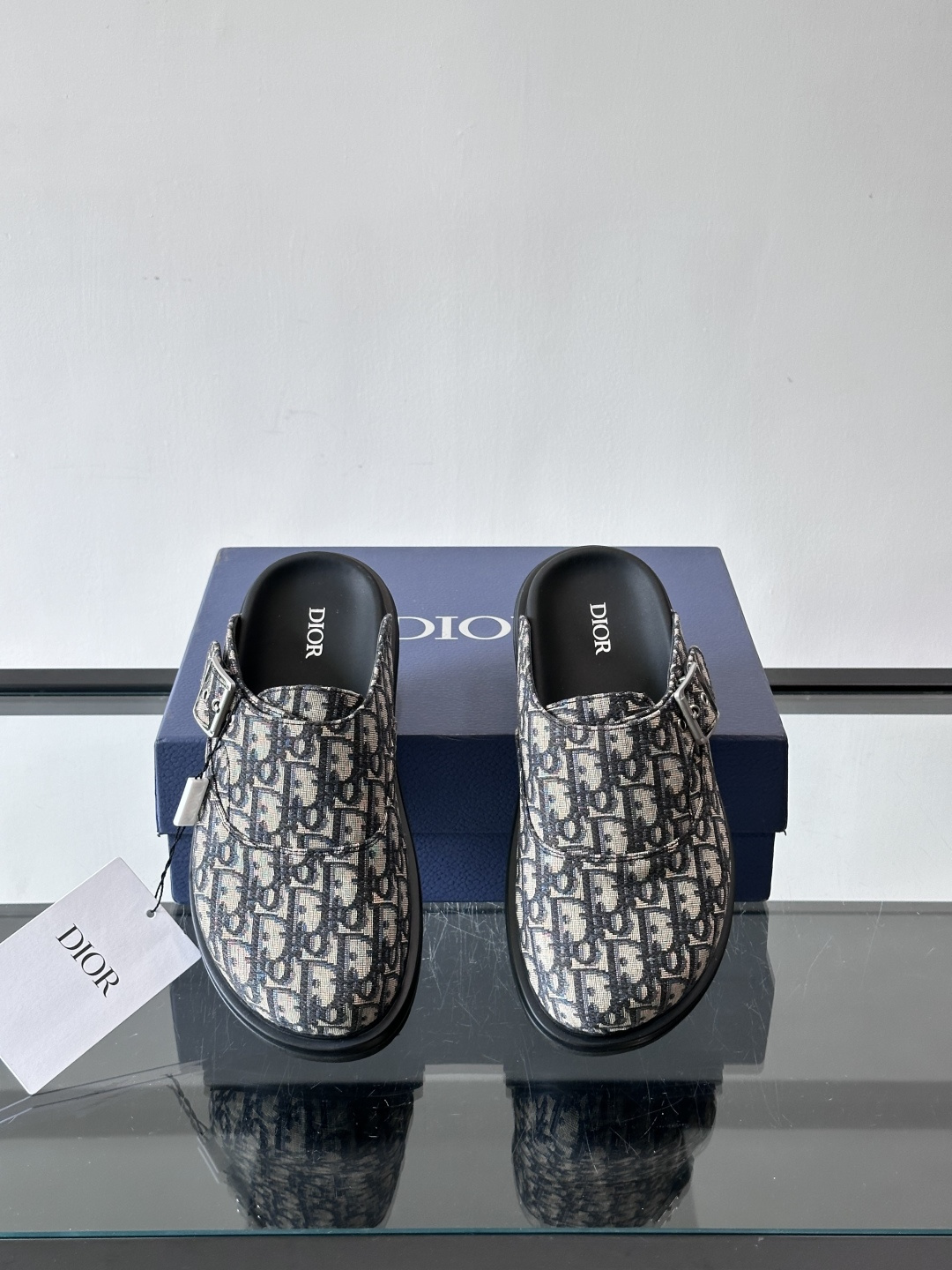 Dior这款Oblique印花包头穆勒鞋，经典老花图案+黑色EVA鞋底，低调又高级！包头设计+金属搭扣，
