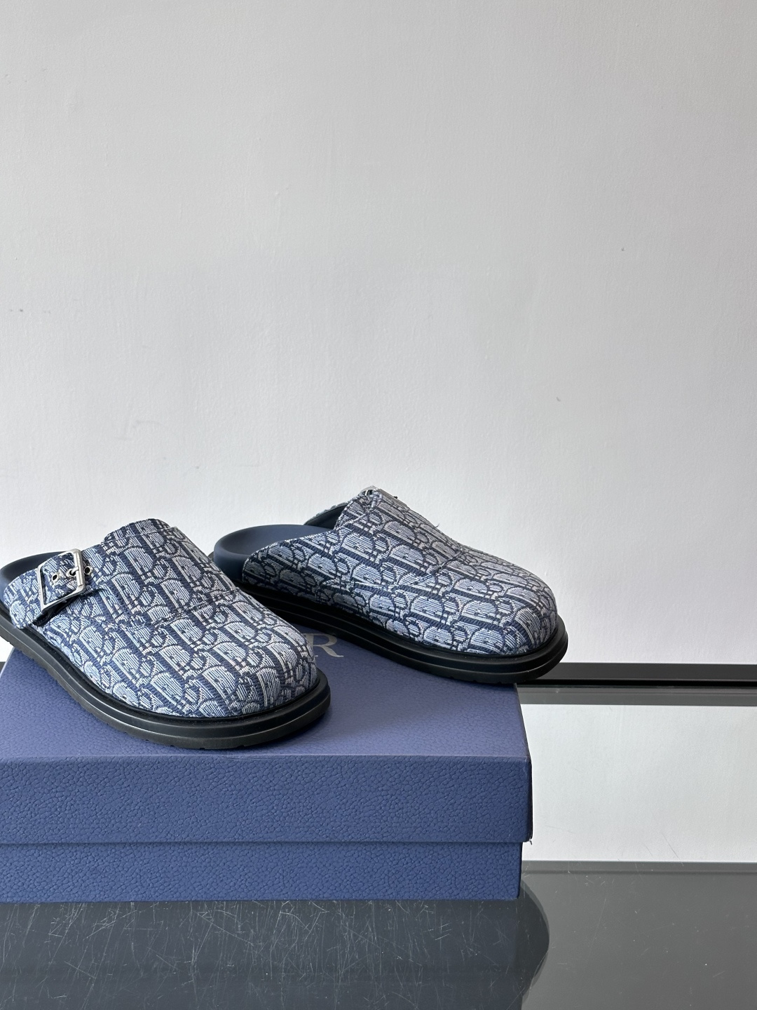 Dior这款Oblique印花包头穆勒鞋，经典老花图案+黑色EVA鞋底，低调又高级！包头设计+金属搭扣，