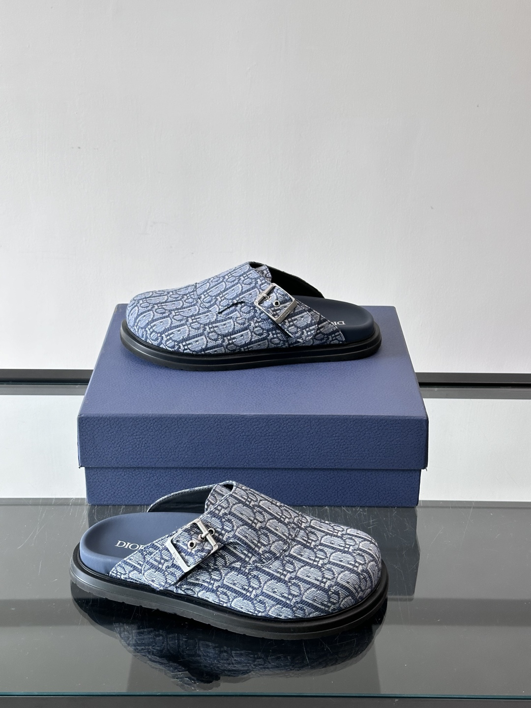 Dior这款Oblique印花包头穆勒鞋，经典老花图案+黑色EVA鞋底，低调又高级！包头设计+金属搭扣，