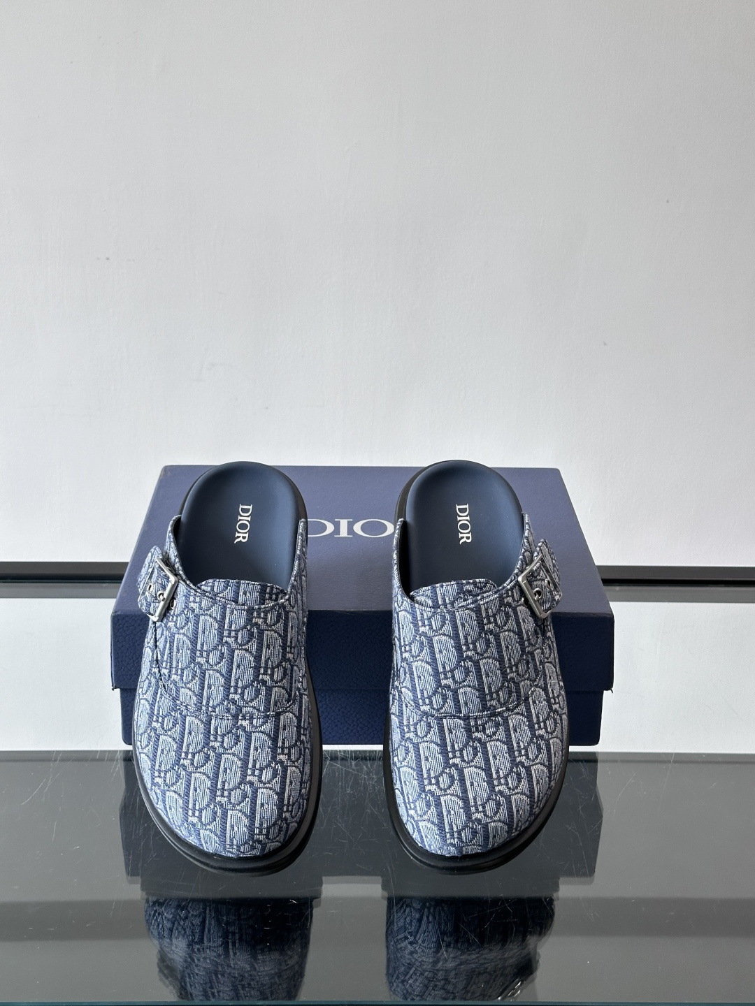 Dior这款Oblique印花包头穆勒鞋，经典老花图案+黑色EVA鞋底，低调又高级！包头设计+金属搭扣，