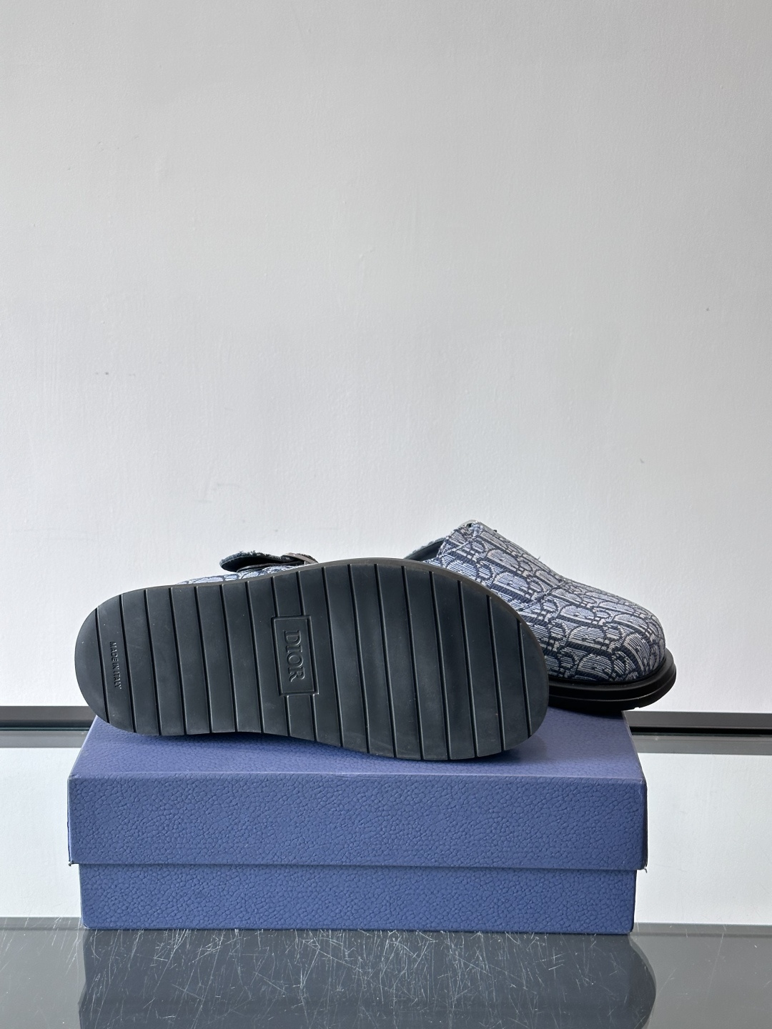 Dior这款Oblique印花包头穆勒鞋，经典老花图案+黑色EVA鞋底，低调又高级！包头设计+金属搭扣，