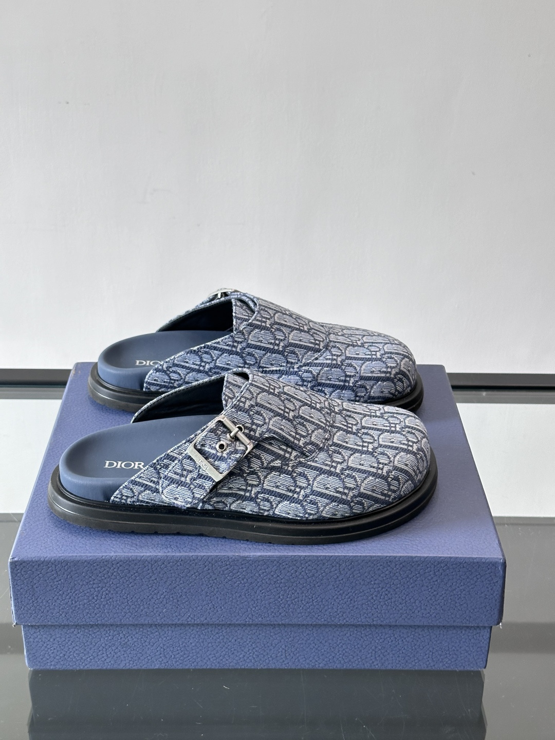 Dior这款Oblique印花包头穆勒鞋，经典老花图案+黑色EVA鞋底，低调又高级！包头设计+金属搭扣，