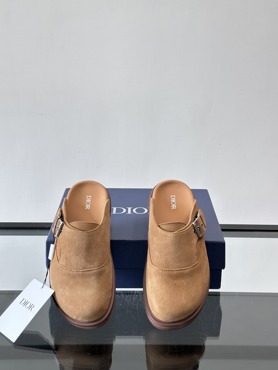 Dior这款Oblique印花包头穆勒鞋，经典老花图案+黑色EVA鞋底，低调又高级！包头设计+金属搭扣，