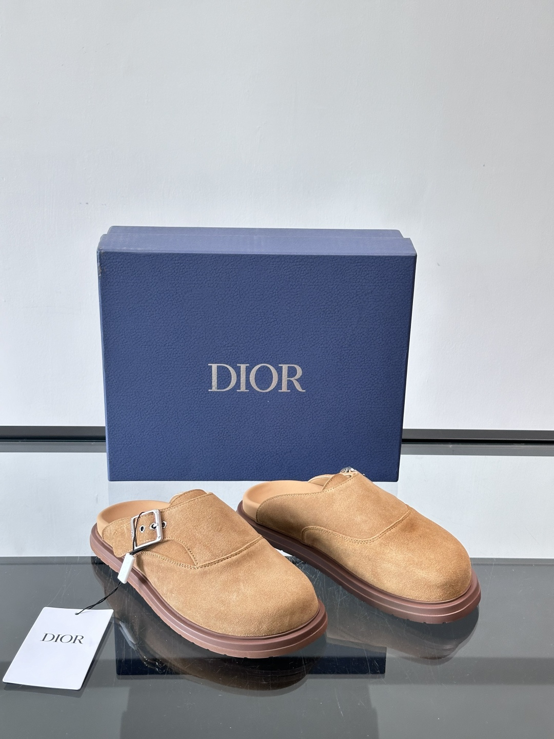 Dior这款Oblique印花包头穆勒鞋，经典老花图案+黑色EVA鞋底，低调又高级！包头设计+金属搭扣，