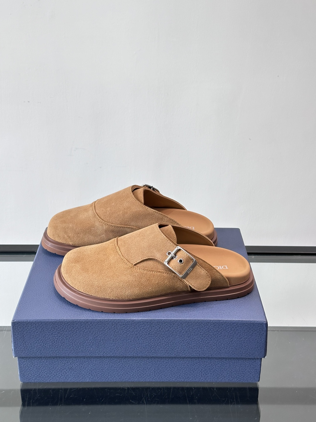 Dior这款Oblique印花包头穆勒鞋，经典老花图案+黑色EVA鞋底，低调又高级！包头设计+金属搭扣，