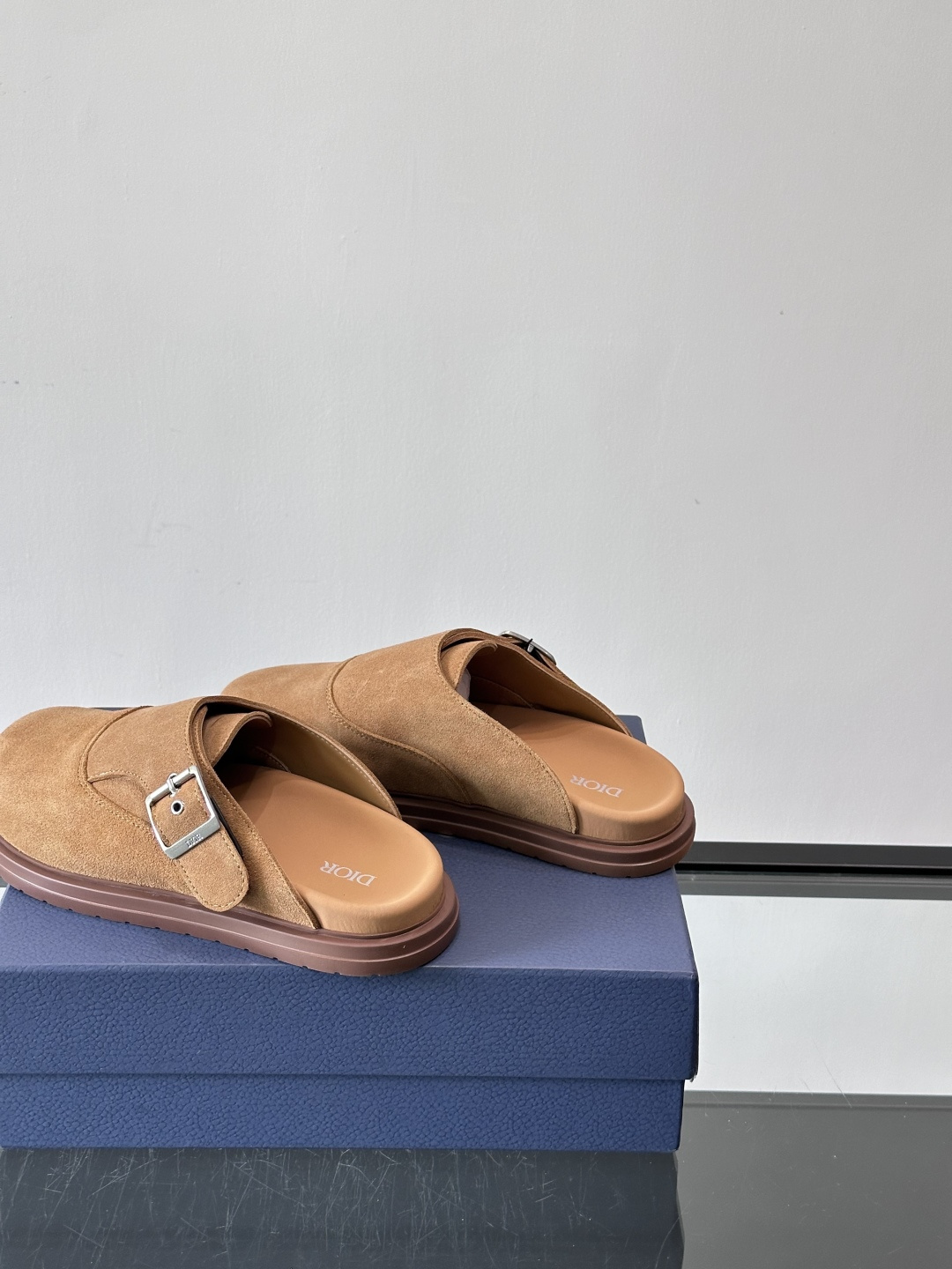 Dior这款Oblique印花包头穆勒鞋，经典老花图案+黑色EVA鞋底，低调又高级！包头设计+金属搭扣，