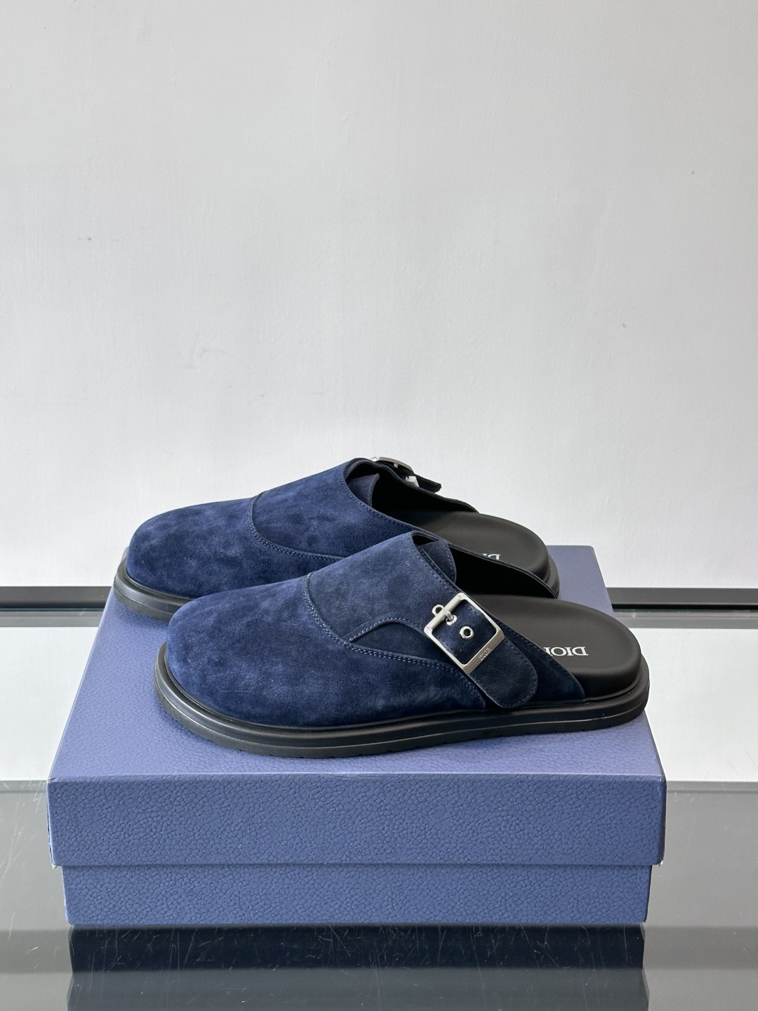 Dior这款Oblique印花包头穆勒鞋，经典老花图案+黑色EVA鞋底，低调又高级！包头设计+金属搭扣，