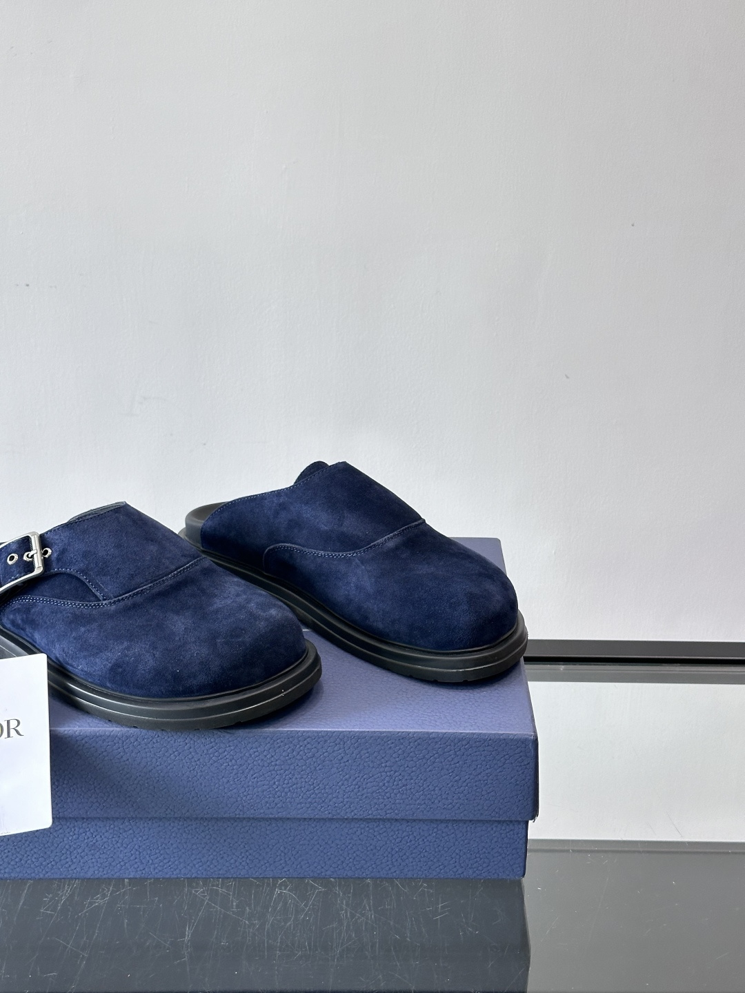 Dior这款Oblique印花包头穆勒鞋，经典老花图案+黑色EVA鞋底，低调又高级！包头设计+金属搭扣，