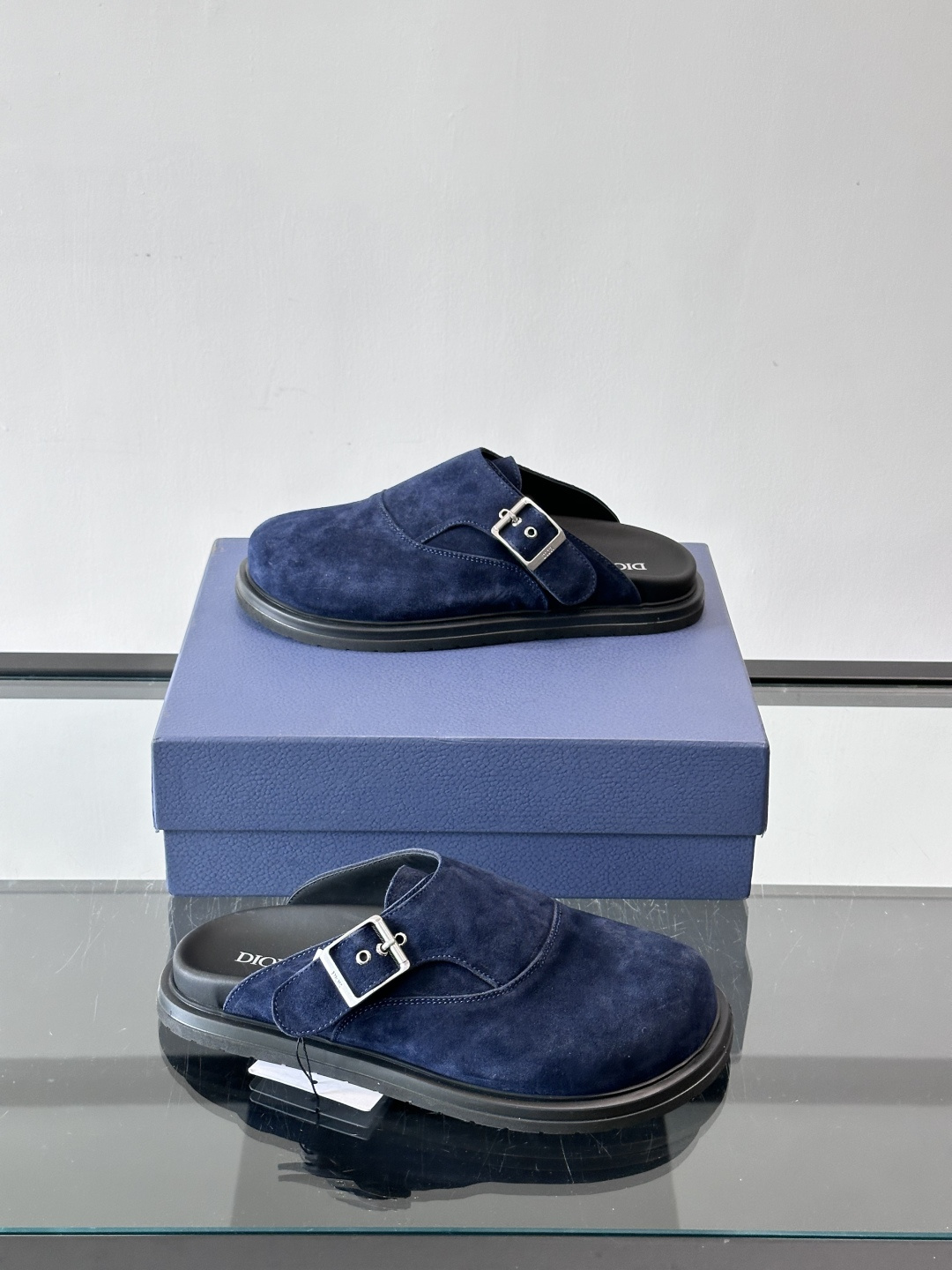 Dior这款Oblique印花包头穆勒鞋，经典老花图案+黑色EVA鞋底，低调又高级！包头设计+金属搭扣，