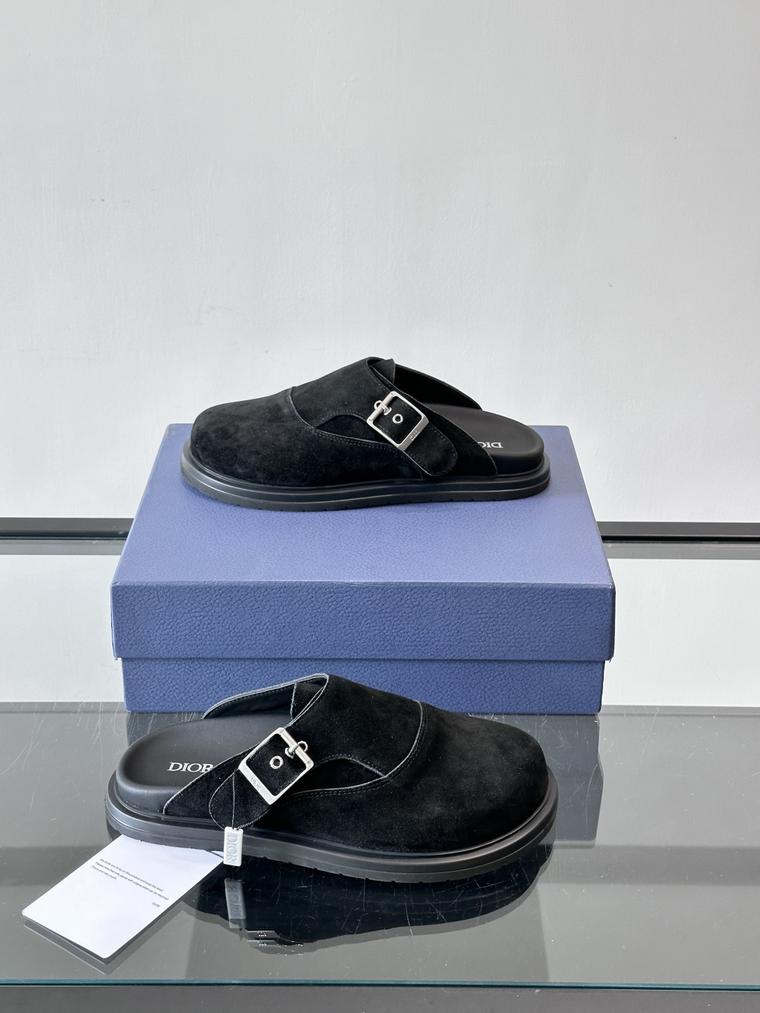 Dior这款Oblique印花包头穆勒鞋，经典老花图案+黑色EVA鞋底，低调又高级！包头设计+金属搭扣，