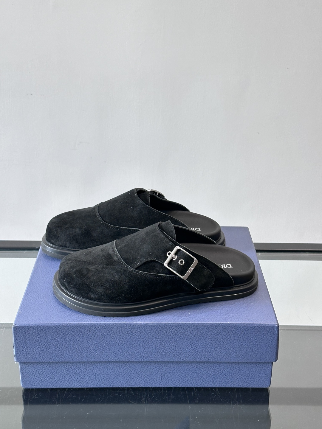 Dior这款Oblique印花包头穆勒鞋，经典老花图案+黑色EVA鞋底，低调又高级！包头设计+金属搭扣，