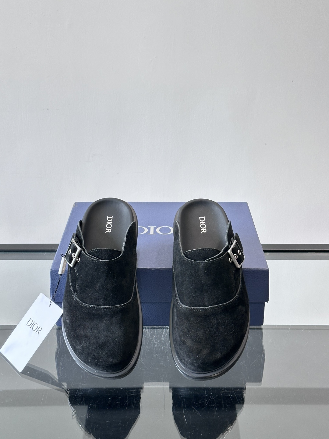 Dior这款Oblique印花包头穆勒鞋，经典老花图案+黑色EVA鞋底，低调又高级！包头设计+金属搭扣，