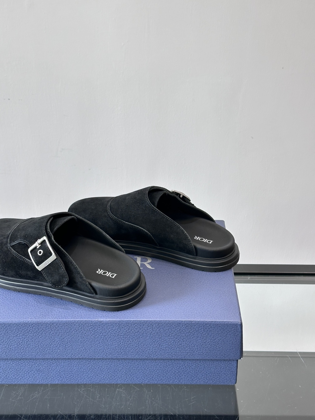 Dior这款Oblique印花包头穆勒鞋，经典老花图案+黑色EVA鞋底，低调又高级！包头设计+金属搭扣，