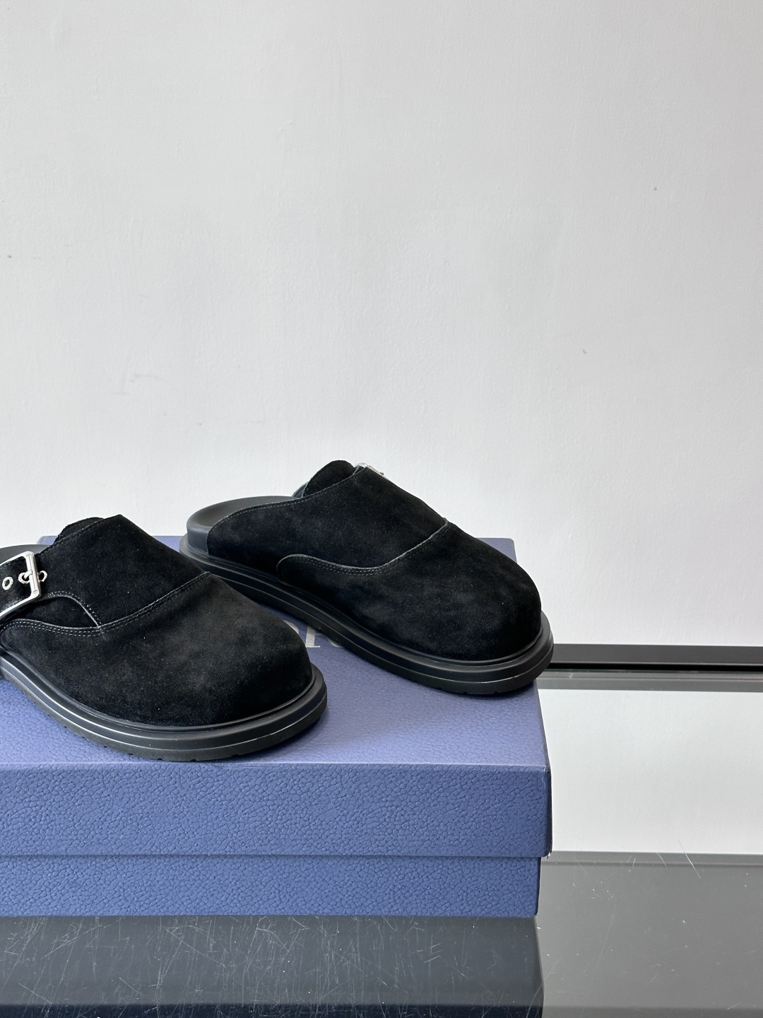 Dior这款Oblique印花包头穆勒鞋，经典老花图案+黑色EVA鞋底，低调又高级！包头设计+金属搭扣，