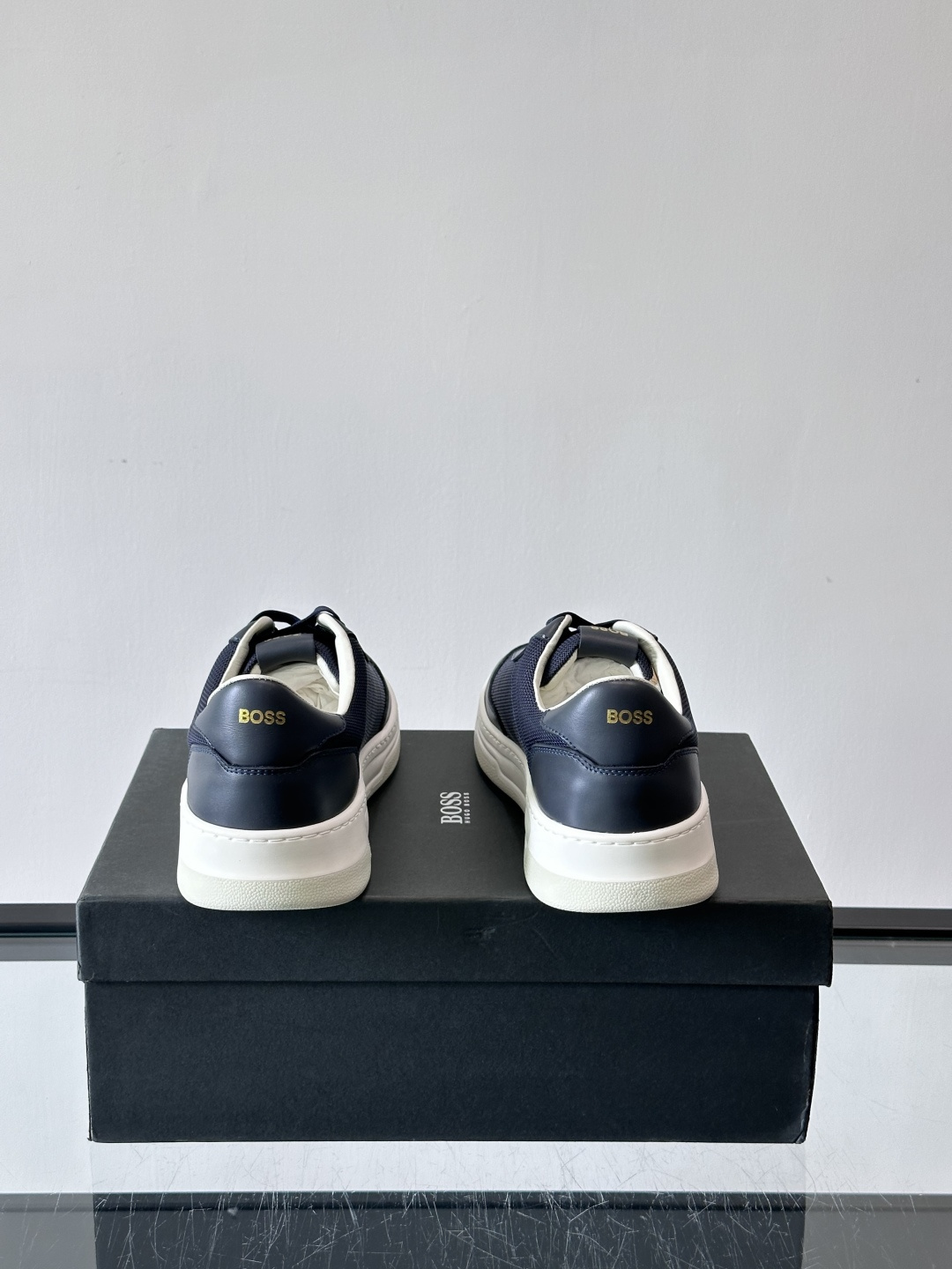 boss复古板鞋，皮质+织物拼接，透气又耐穿，清洁超方便！厚底设计约3-4cm，悄悄增高，日常穿搭无压力