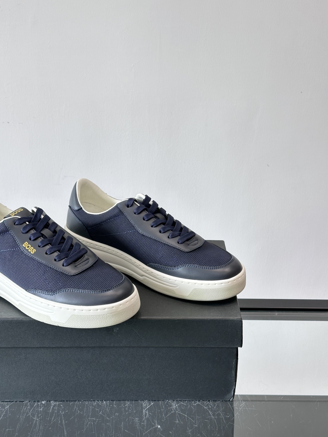 boss复古板鞋，皮质+织物拼接，透气又耐穿，清洁超方便！厚底设计约3-4cm，悄悄增高，日常穿搭无压力