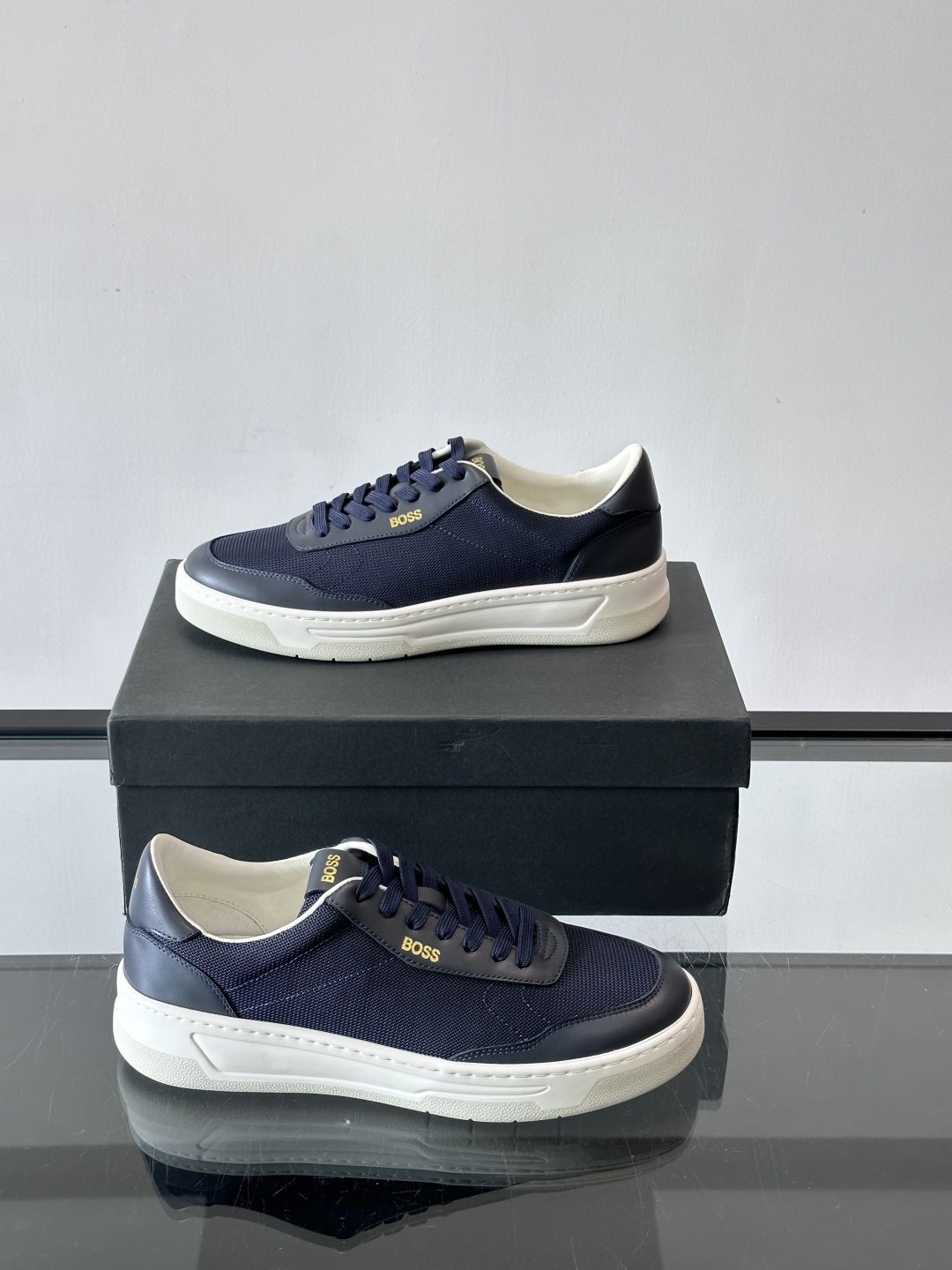 boss复古板鞋，皮质+织物拼接，透气又耐穿，清洁超方便！厚底设计约3-4cm，悄悄增高，日常穿搭无压力