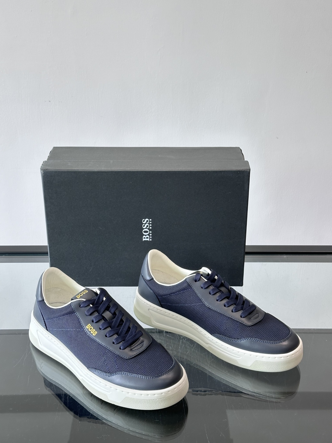 boss复古板鞋，皮质+织物拼接，透气又耐穿，清洁超方便！厚底设计约3-4cm，悄悄增高，日常穿搭无压力