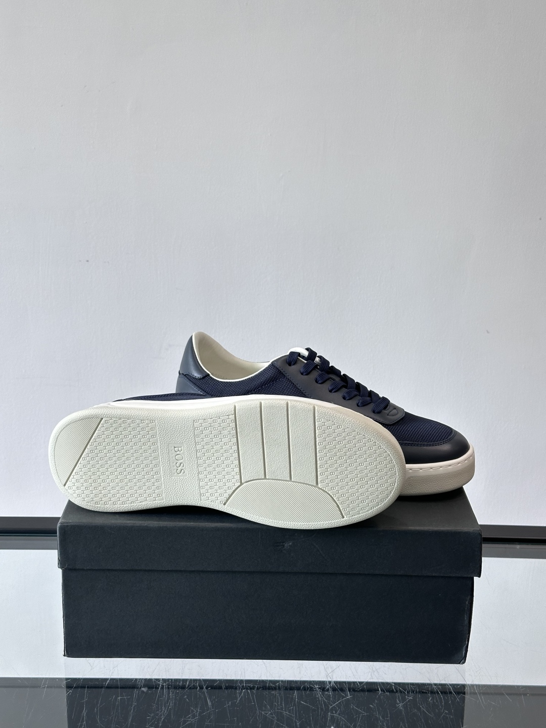 boss复古板鞋，皮质+织物拼接，透气又耐穿，清洁超方便！厚底设计约3-4cm，悄悄增高，日常穿搭无压力