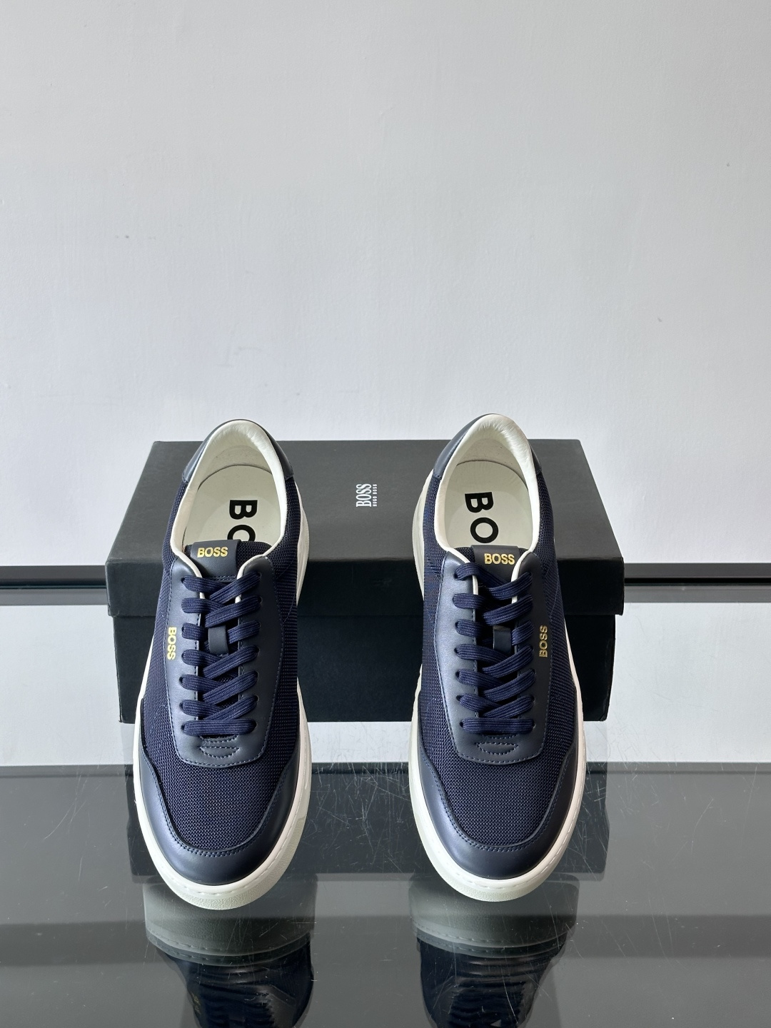 boss复古板鞋，皮质+织物拼接，透气又耐穿，清洁超方便！厚底设计约3-4cm，悄悄增高，日常穿搭无压力