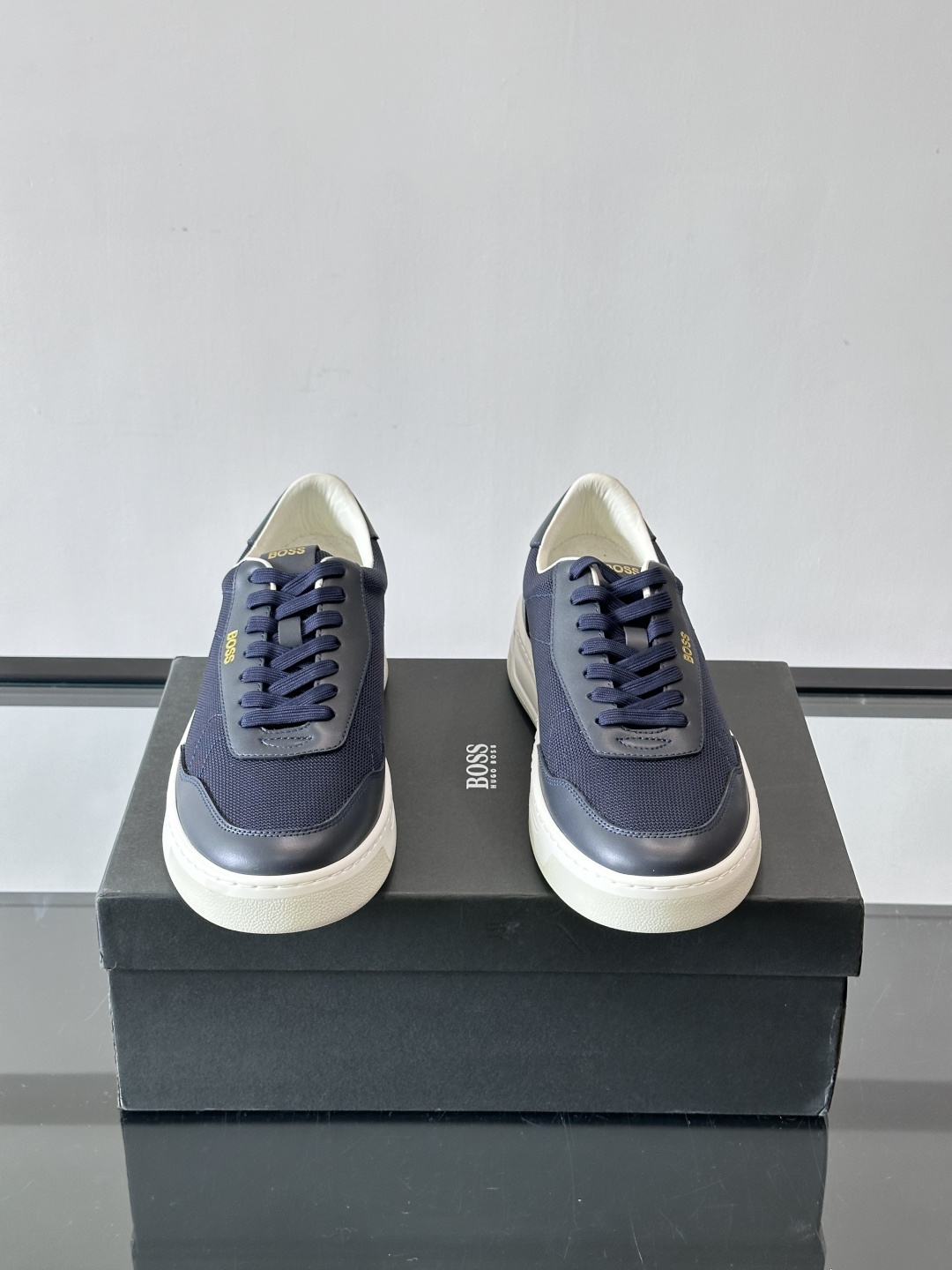 boss复古板鞋，皮质+织物拼接，透气又耐穿，清洁超方便！厚底设计约3-4cm，悄悄增高，日常穿搭无压力