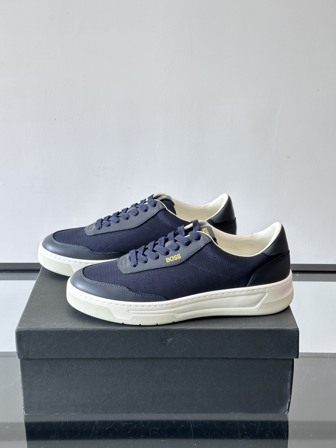 boss复古板鞋，皮质+织物拼接，透气又耐穿，清洁超方便！厚底设计约3-4cm，悄悄增高，日常穿搭无压力