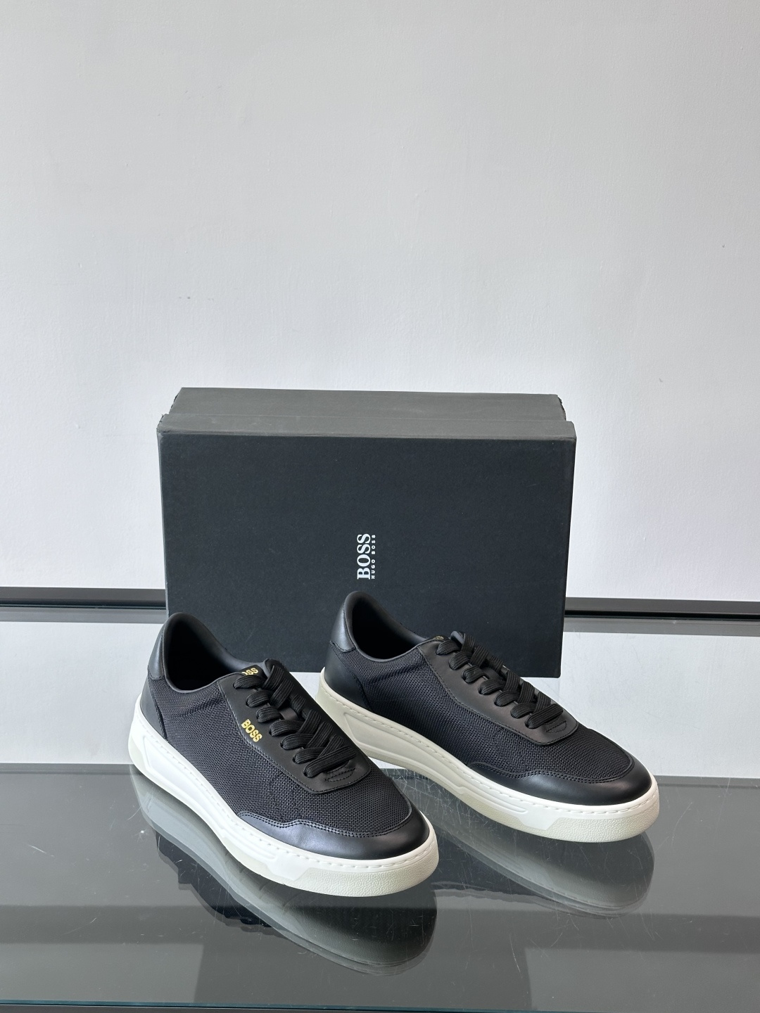 boss复古板鞋，皮质+织物拼接，透气又耐穿，清洁超方便！厚底设计约3-4cm，悄悄增高，日常穿搭无压力