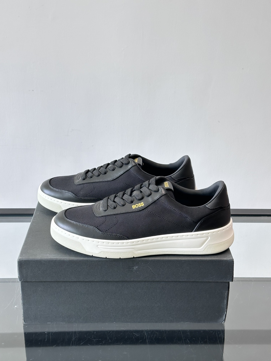 boss复古板鞋，皮质+织物拼接，透气又耐穿，清洁超方便！厚底设计约3-4cm，悄悄增高，日常穿搭无压力