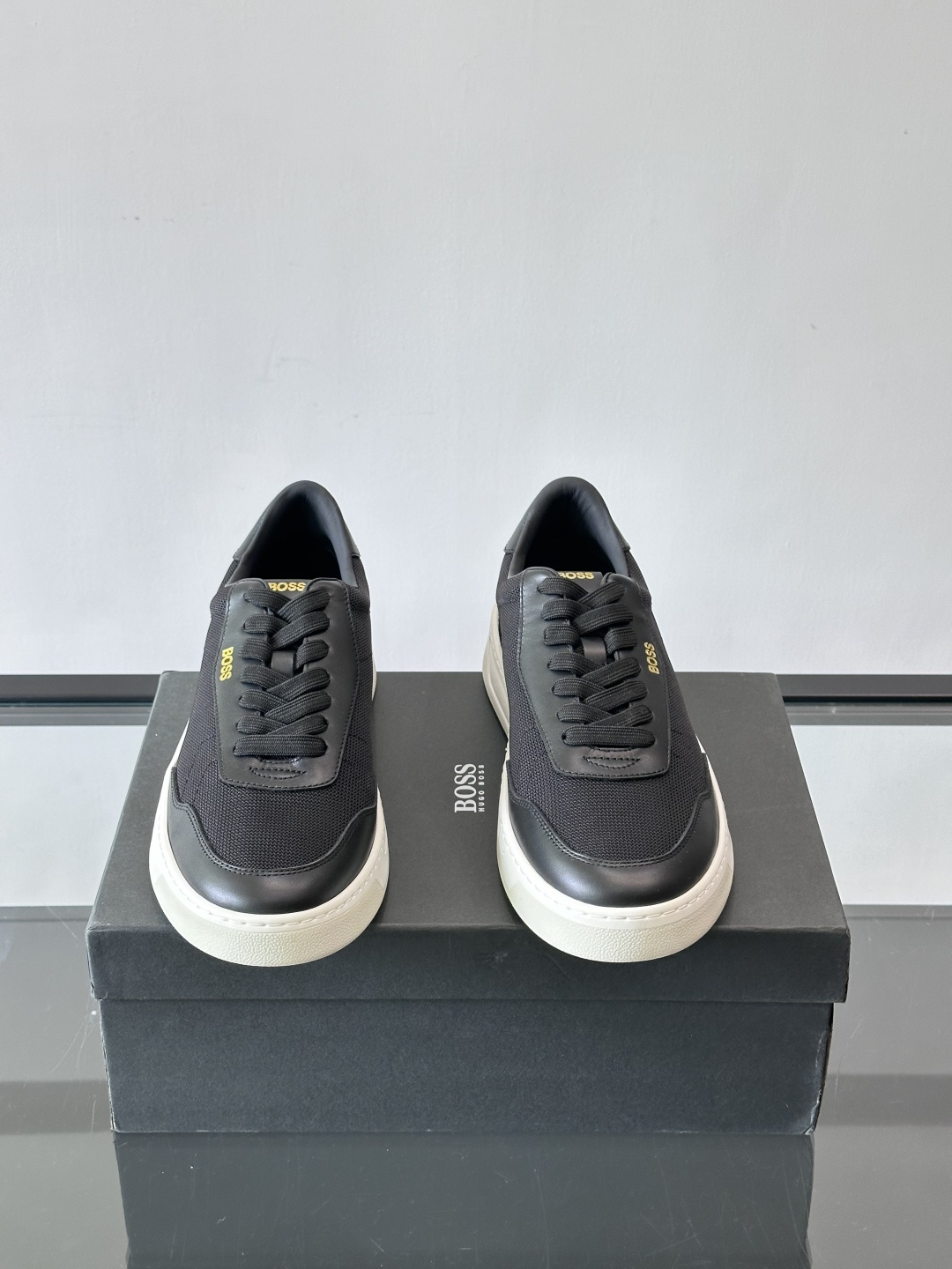 boss复古板鞋，皮质+织物拼接，透气又耐穿，清洁超方便！厚底设计约3-4cm，悄悄增高，日常穿搭无压力