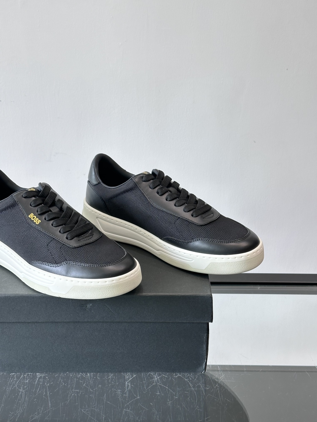 boss复古板鞋，皮质+织物拼接，透气又耐穿，清洁超方便！厚底设计约3-4cm，悄悄增高，日常穿搭无压力