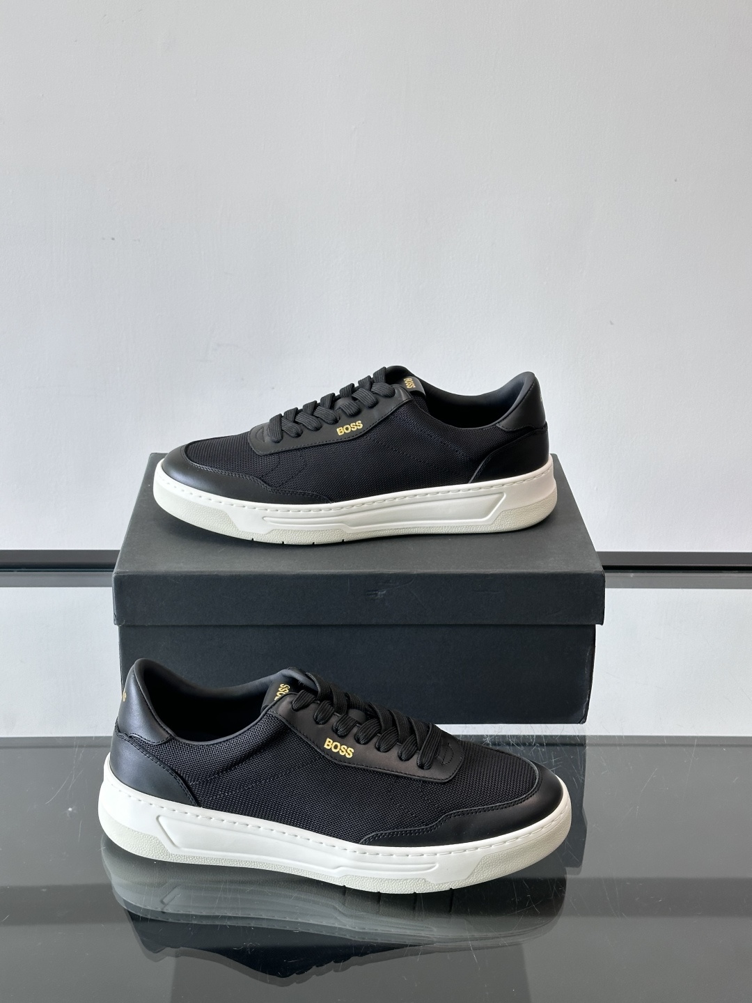 boss复古板鞋，皮质+织物拼接，透气又耐穿，清洁超方便！厚底设计约3-4cm，悄悄增高，日常穿搭无压力