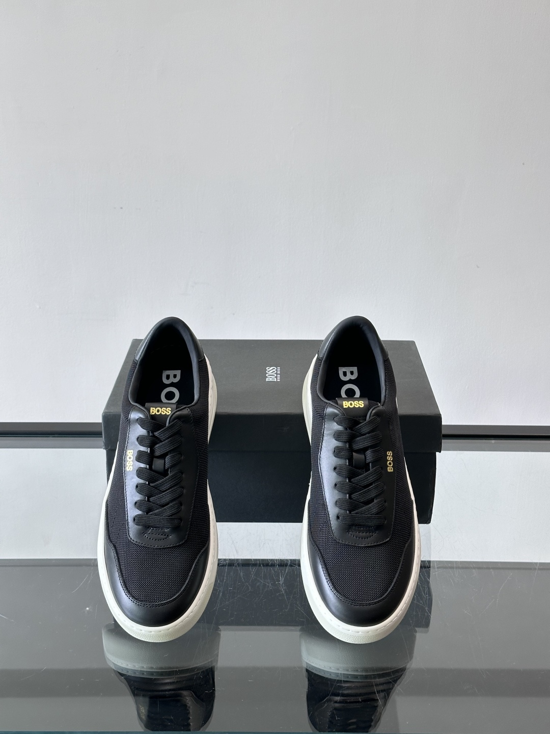 boss复古板鞋，皮质+织物拼接，透气又耐穿，清洁超方便！厚底设计约3-4cm，悄悄增高，日常穿搭无压力