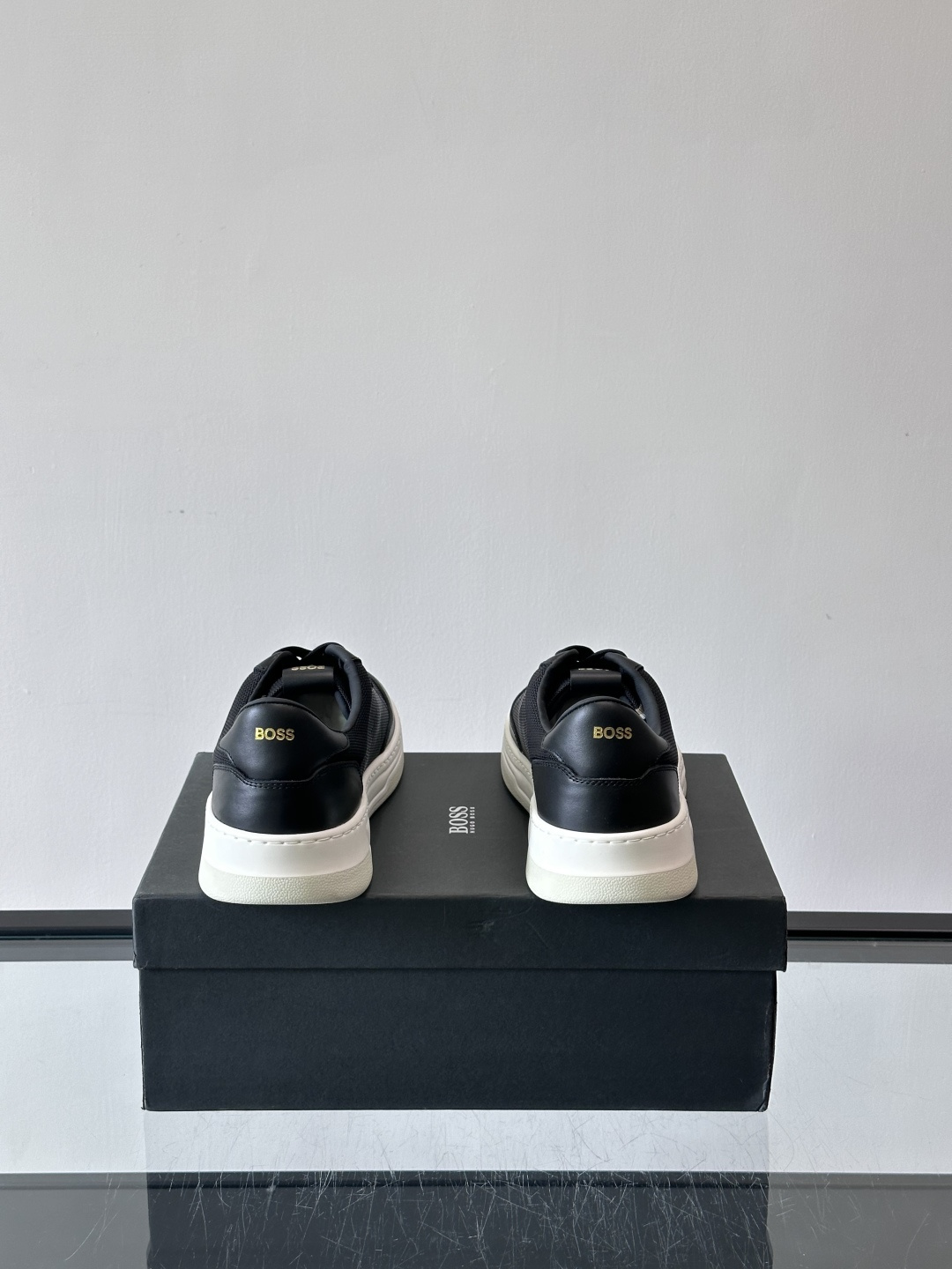 boss复古板鞋，皮质+织物拼接，透气又耐穿，清洁超方便！厚底设计约3-4cm，悄悄增高，日常穿搭无压力