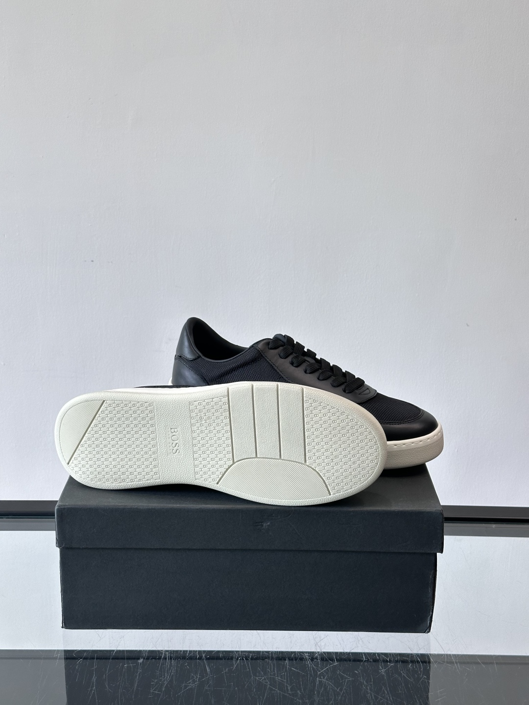 boss复古板鞋，皮质+织物拼接，透气又耐穿，清洁超方便！厚底设计约3-4cm，悄悄增高，日常穿搭无压力