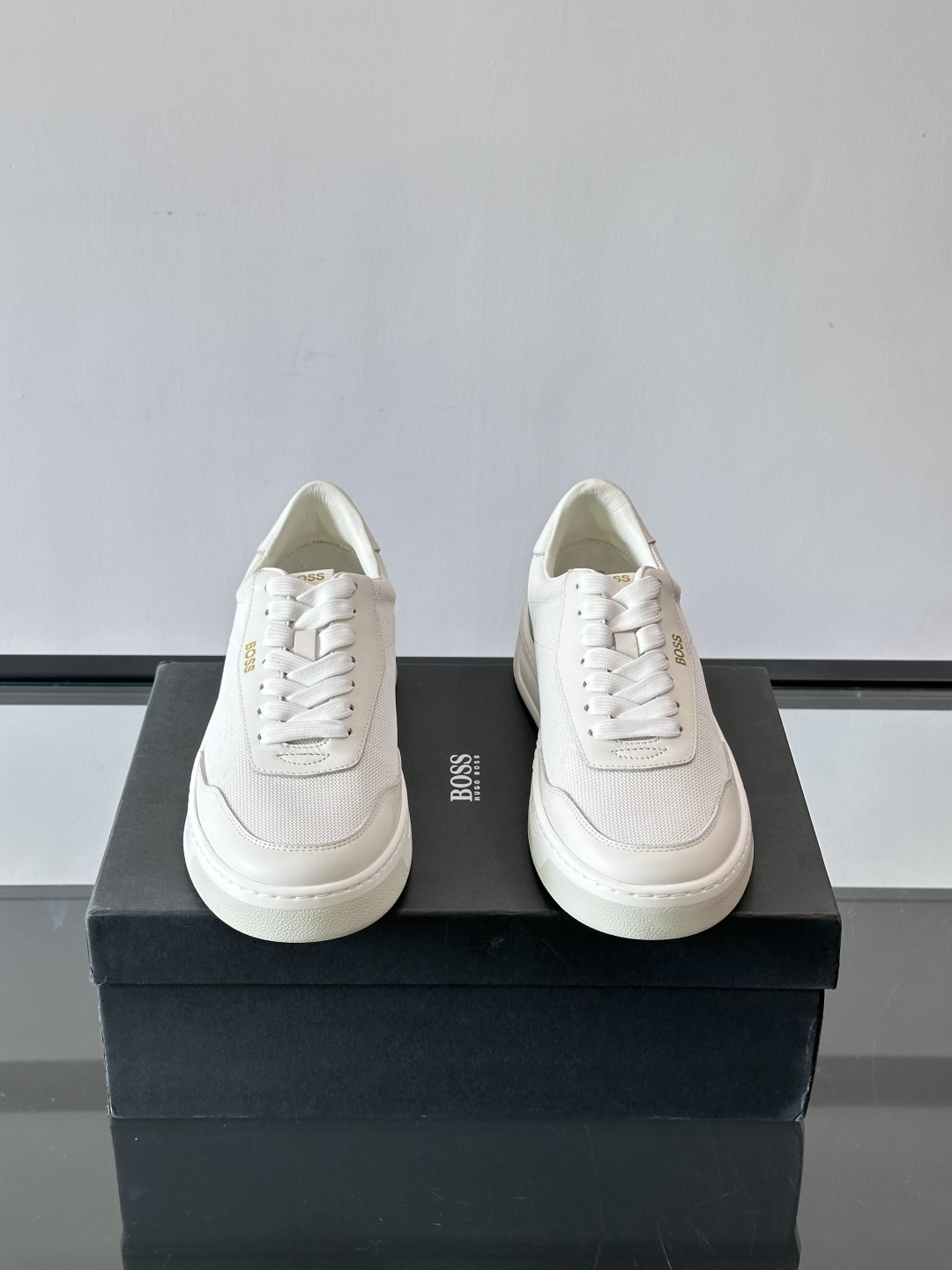 boss复古板鞋，皮质+织物拼接，透气又耐穿，清洁超方便！厚底设计约3-4cm，悄悄增高，日常穿搭无压力