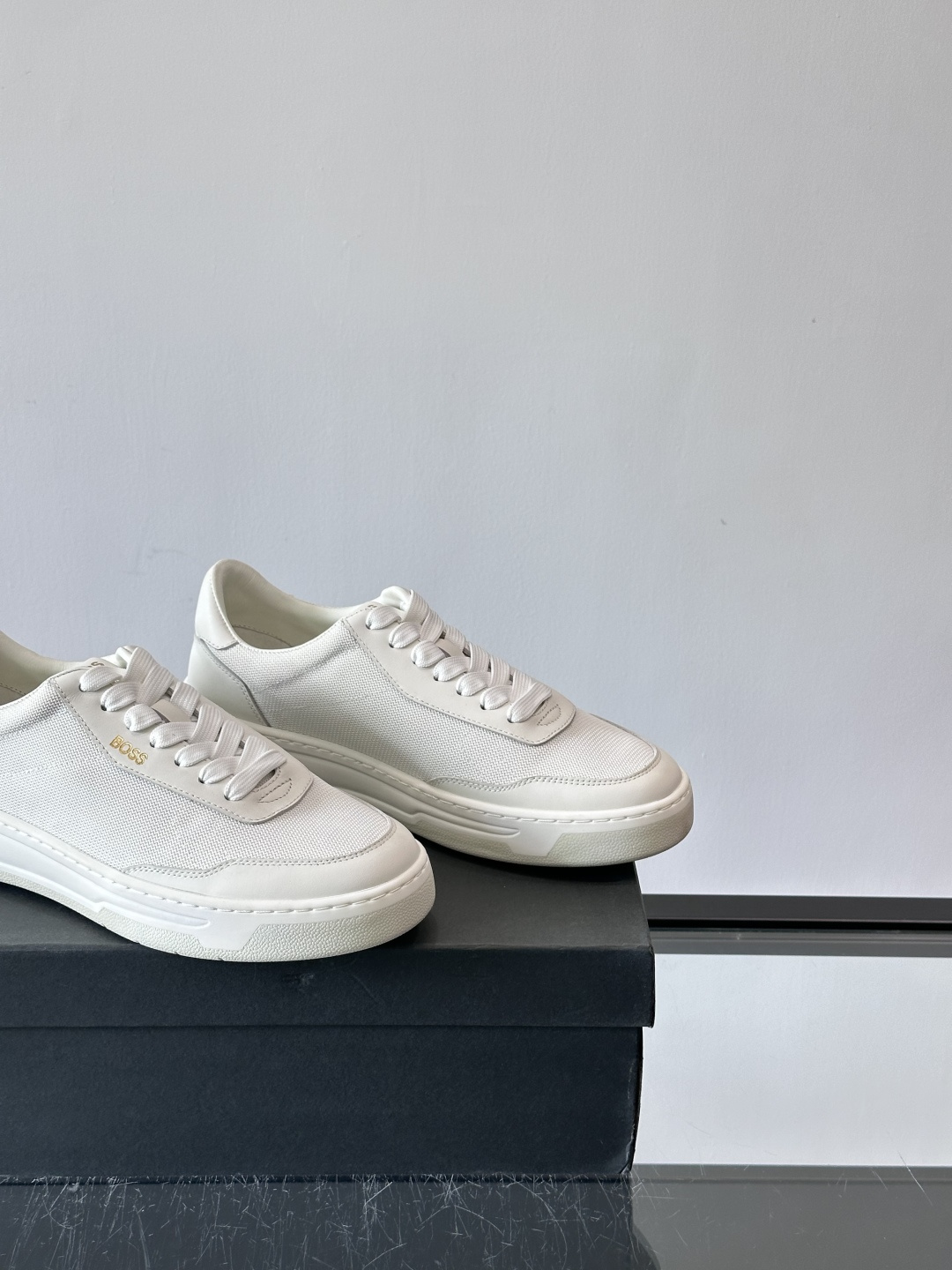 boss复古板鞋，皮质+织物拼接，透气又耐穿，清洁超方便！厚底设计约3-4cm，悄悄增高，日常穿搭无压力