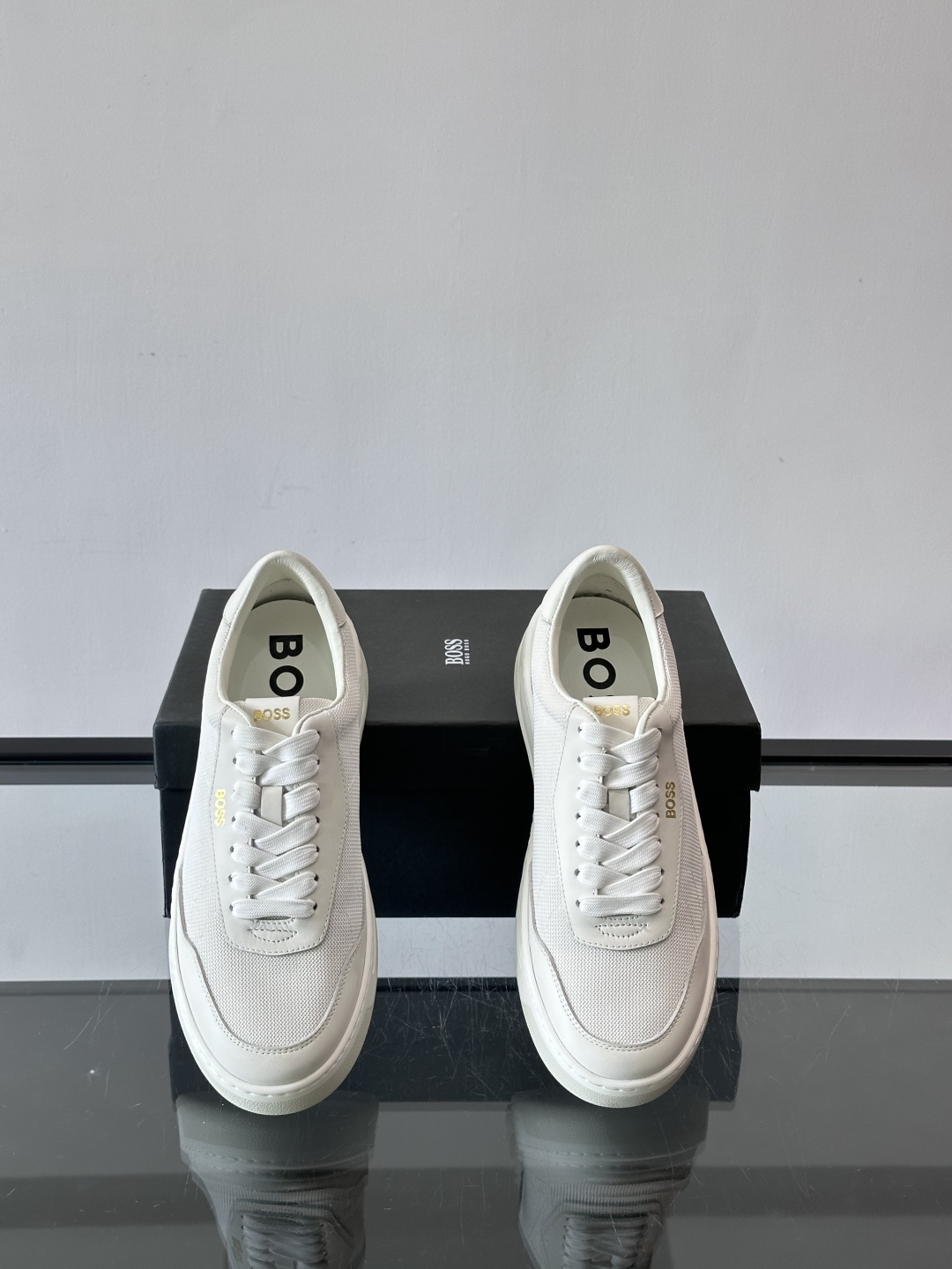 boss复古板鞋，皮质+织物拼接，透气又耐穿，清洁超方便！厚底设计约3-4cm，悄悄增高，日常穿搭无压力