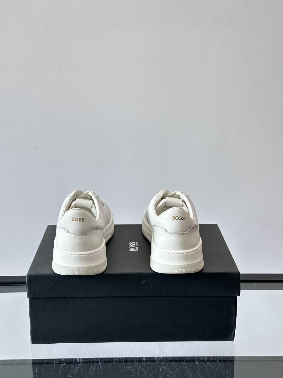 boss复古板鞋，皮质+织物拼接，透气又耐穿，清洁超方便！厚底设计约3-4cm，悄悄增高，日常穿搭无压力