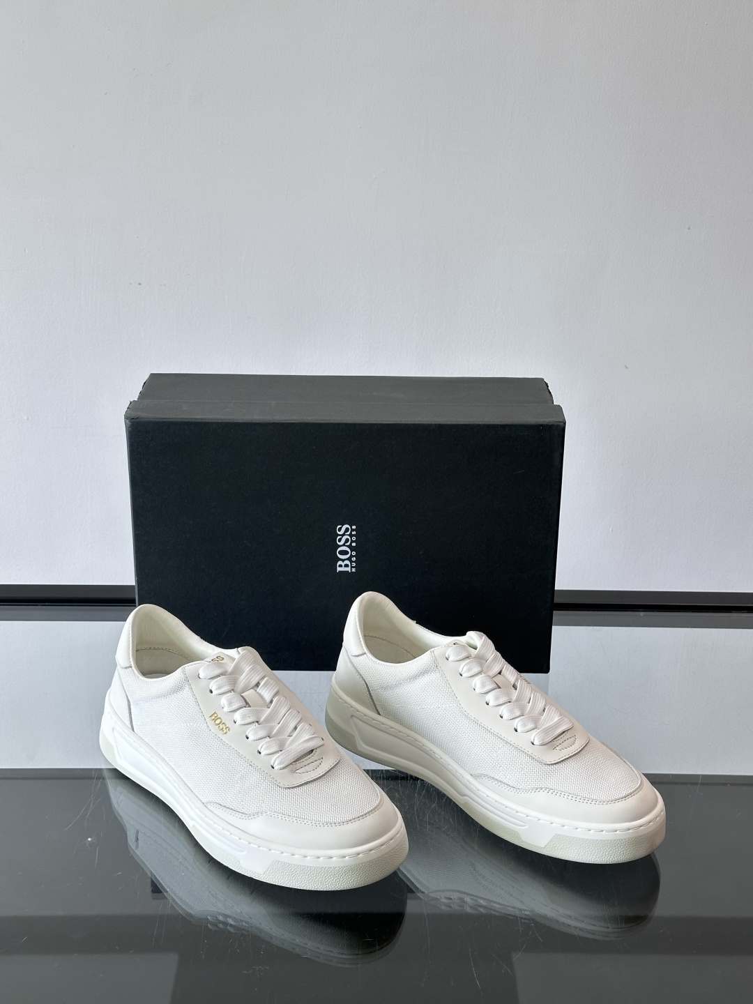 boss复古板鞋，皮质+织物拼接，透气又耐穿，清洁超方便！厚底设计约3-4cm，悄悄增高，日常穿搭无压力