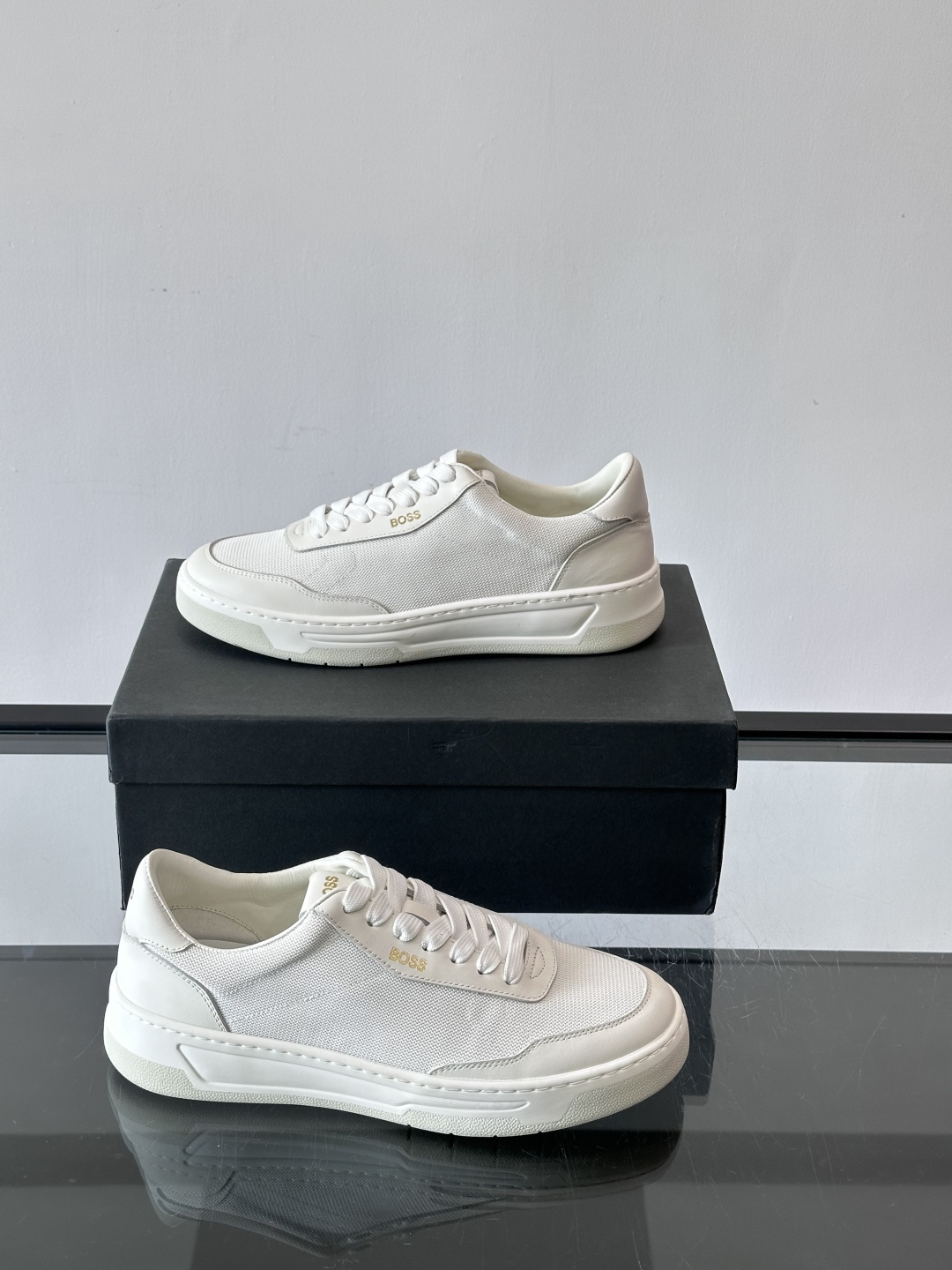 boss复古板鞋，皮质+织物拼接，透气又耐穿，清洁超方便！厚底设计约3-4cm，悄悄增高，日常穿搭无压力